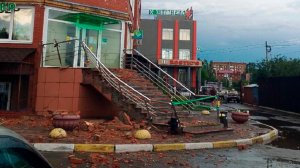 Балкон жилого дома не выдержал силы ветра и обвалился на женщину в Омске