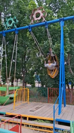 Папа на карусельке😂