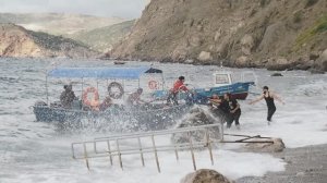 Серебряный пляж (Балаклава, Крым) - разгрузка лодки.