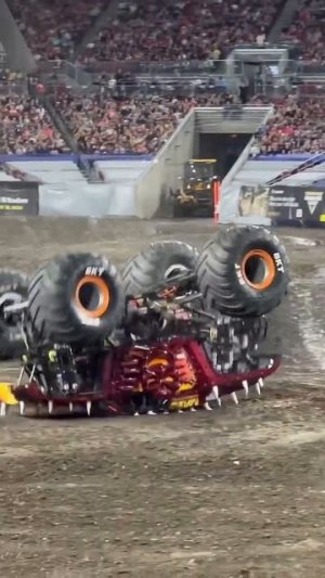 Red Max D сделал двойной бэкфлип! #MonsterJam #monstertruck #crash #jump