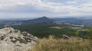 Вид на Пятигорск и Машук с выступа на горе Бештау. Маршрут через Козьи скалы