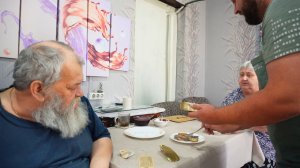 МАМА ПО-ДОБРОМУ КРИЧИТ НА СЫНА И МУЖА КОГДА ГОТОВИТ ЕСТЬ Огородные трудовые будни ХОРОШО В ДЕРЕВНЕ