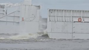 В Петербурге закрыта дамба: уровень воды с внешней стороне уже выше 180 см.