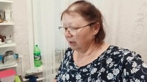 Внучка пришла, полакомиться клубничкой