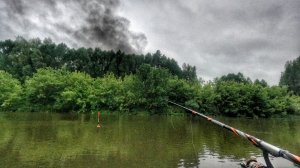 СГОРЕЛ ДОМ ВО ВРЕМЯ РЫБАЛКИ! ЗДОРОВЫЙ ЛЕЩ НА ОПАРЫША. РЫБАЛКА НА ПОПЛАВОК У ДОМА.