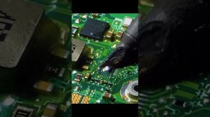 Как выглядит удаление старого припоя и замена чипа