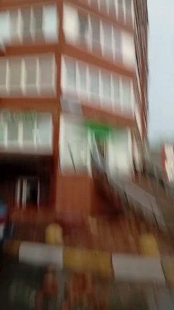 Омск Балкон обрушился прямо на женщину во время урагана.В результате происшествия пострадала 64