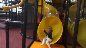 Мисс Кэйти и Мистер Макс (Miss Katy) Кэти на игровой площадке в Ferrari World