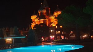 Турция 2024/ Отель Kremlin Palace/Территория вечером