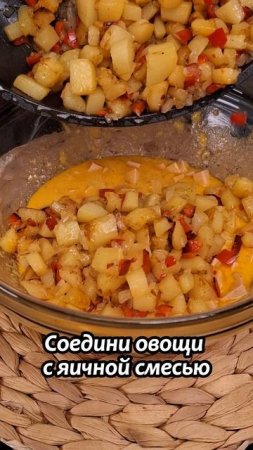 Итальянские драники с колбасой и йогуртовым соусом