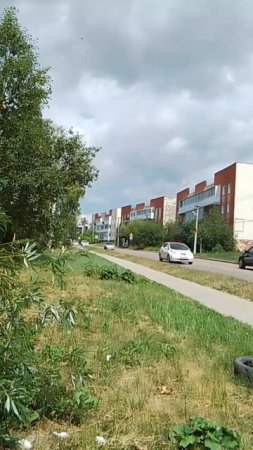 Дорога в малоэтажном пригороде