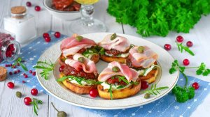 Брускетта с беконом вялеными помидорами и творожным сыром