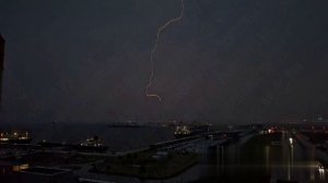 ⚡️ Эффектное попадание молнии в здание Лахта-центра в Санкт-Петербурге