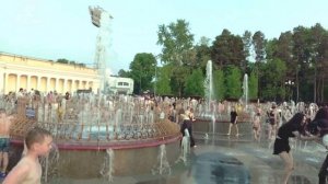 Дети над фонтаном