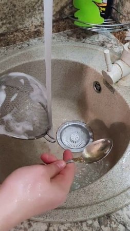 Как быстро отмыть кухонное сито?