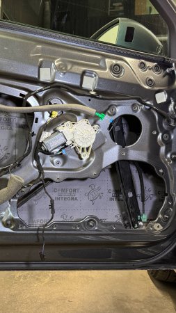Сделали шумоизоляцию дверей и установили доводчики дверей на Audi A6