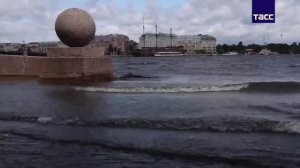 Новые видео из Питера, который продолжает уходить под воду. Набережные города под водой