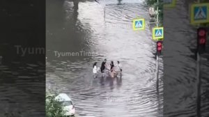 Девушка провалилась почти по шею в воду на переходе после ливня в Тюмени