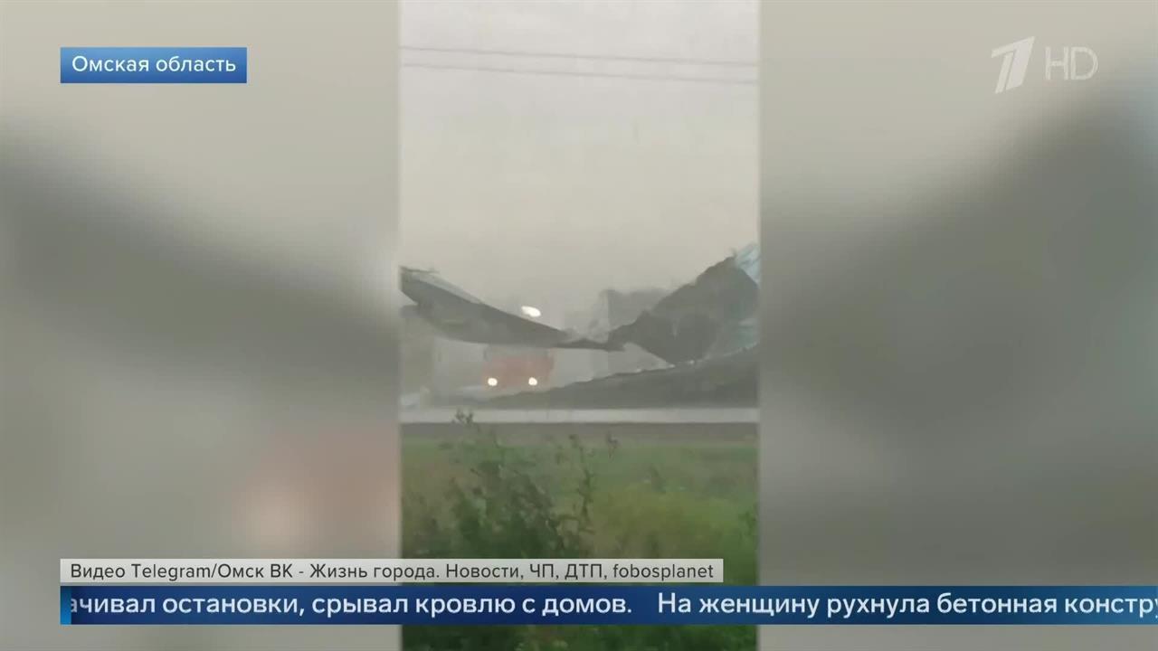 " - Это чья крыша? - Наша": очевидцы засняли бурю в Омской области
