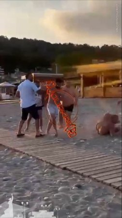 В Дагомысе на пляже вспыхнула драка между отдыхающими..