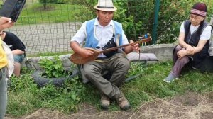поёт алтаец с домброй
