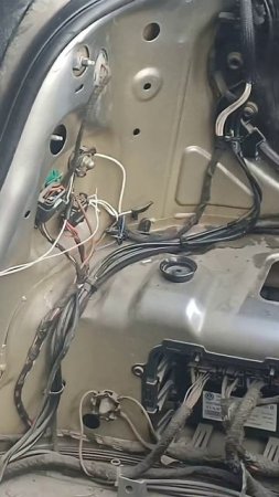 Заехал редкий автомобиль Volkswagen EOS у которого постепенно и планомерно ломали механизм крыши