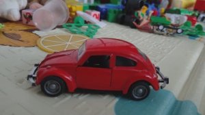 играем в детскую красную машинку