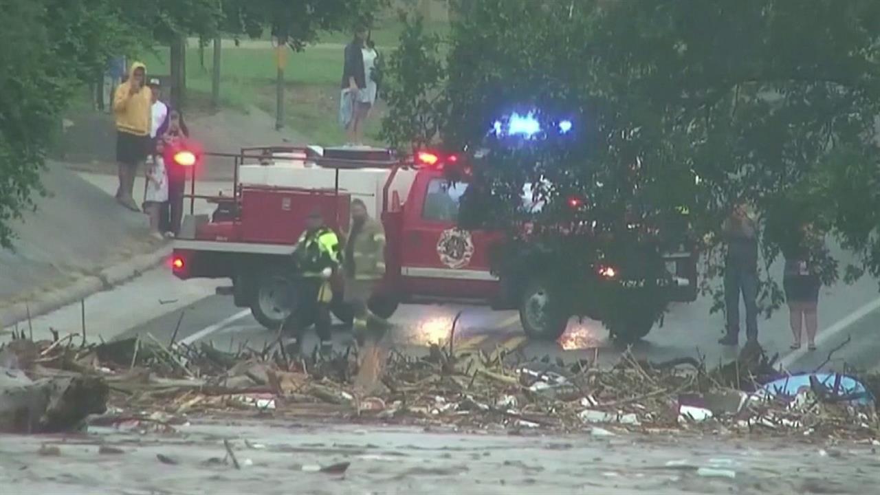 Растет число жертв мощного наводнения в Техасе