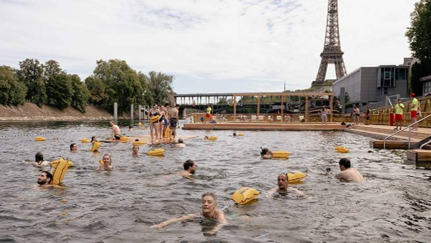 Река Сена в Париже впервые за 102 года открылась для общественного купания смотреть онлайн