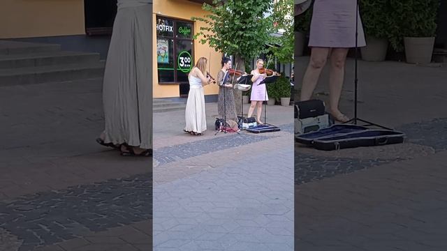 VID_20250703_ Трио скрипачек на Советской в Бресте 🎻🎻🎻