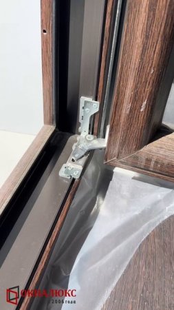 Окно в цвете темный дуб в профиле Rehau Интелио с фигурной створкой со скрытыми петлями. ОКНАЛЮКС