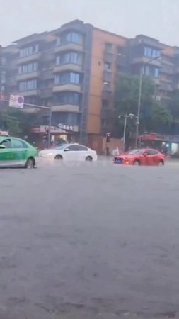 🌊 Сильное наводнение обрушилось на китайский Чэнду