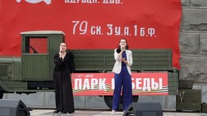 Виктория Носовская и Ольга Сидоренко исполняют "Белой акации гроздья душистые"