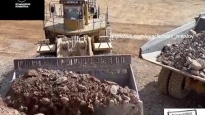 Колесный погрузчик Caterpillar 994 Загружает самосвалы Caterpillar 777F