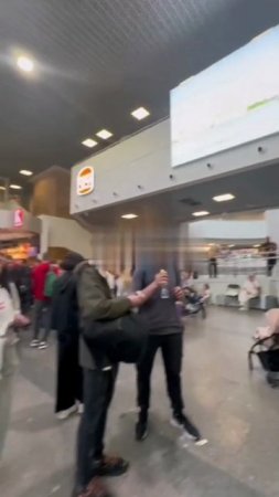 В Пулково творится хаос.

Из-за массовых задержек люди расселись по полу, чемоданам и вдоль стен