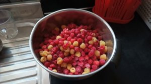 Первые кабачки. Жарю котлеты. Закатываю малиновое варенье.