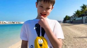 Мистер Макс Макс не дает Кате купаться в бассейне