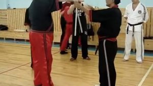 Грандмастер Кристино Васкез демонстрирует техники раздела Ипит Пилипит