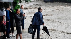 Поваленные деревья и затопленные улицы. Непогода обрушилась на российские регионы