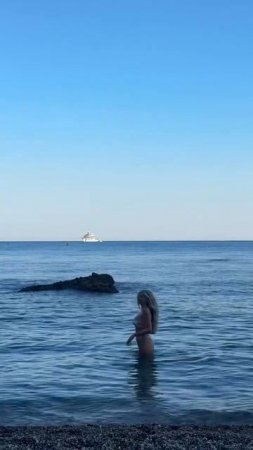 Девушка купается в море