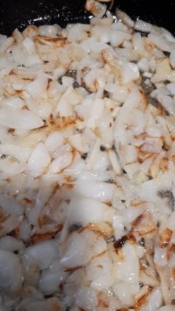 Холостяцкая яичница. Обжаренные лук и помидоры, залитые яйцами. 1