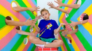 Влад и Ники проходят лабиринт и их первый день в школе! Видео для детей.