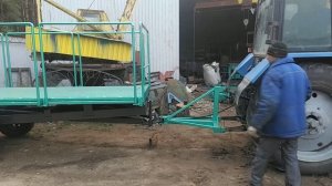 Прицеп с подъёмной платформой и выдвижными панелями – удобство сбора фруктов