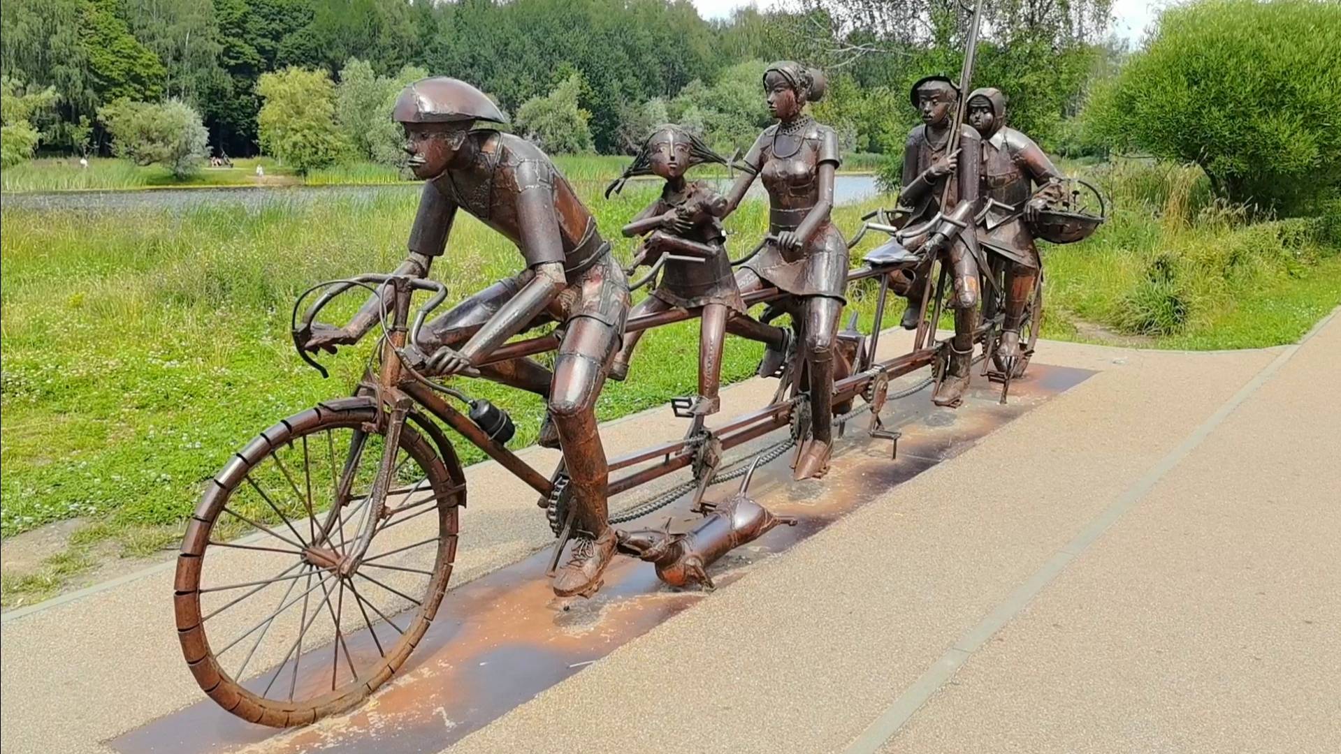 Забавные скульптуры в парке Покровское-Стрешнево в Москве. смотреть онлайн