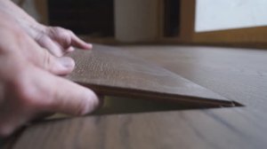 Укладка ламината своими руками на мансарде. Как стыковать с плиткой на лестнице.