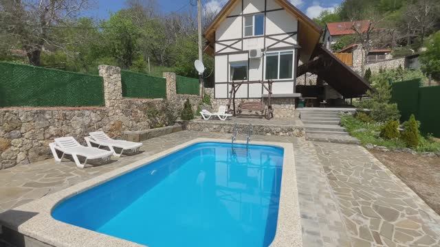 Шале для небольшой компании. смотреть онлайн