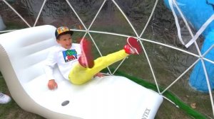 Мистер Макс Макс и папа построили новый игровой DIY домик для детей