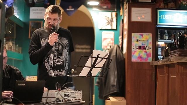 Пока я принимал душ
Моя борода пахнет ванилью