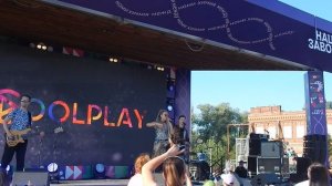 Девушки бывают разные -черные белые красные .