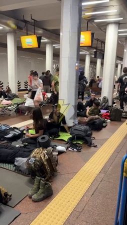 В 404 будет жаркая ночь. Жители Киева уже готовятся к ночевке в метро.